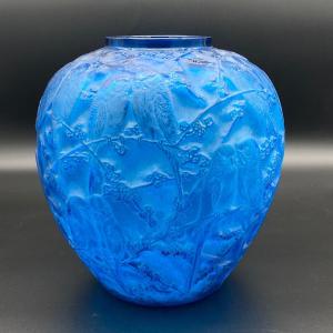 Un Vase Perruche En Verre Bleu électrique De R.lalique