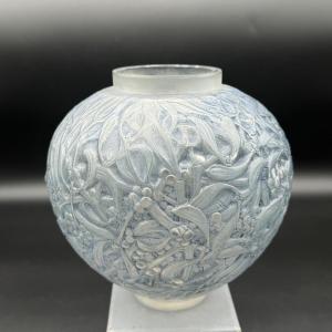 Un Vase Gui En Verre Blanc Et Patiné Gris De R.lalique 