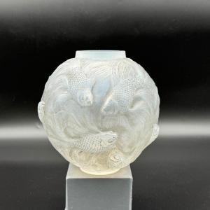 Un Vase Formose De R.lalique