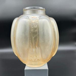 Un Vase Masques Et Figurines De R.lalique 