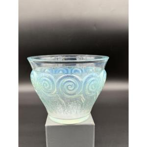 Un Vase Rennes en verre opalescent de R.Lalique