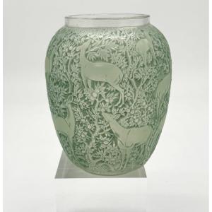 A Biches  Vase By R.lalique