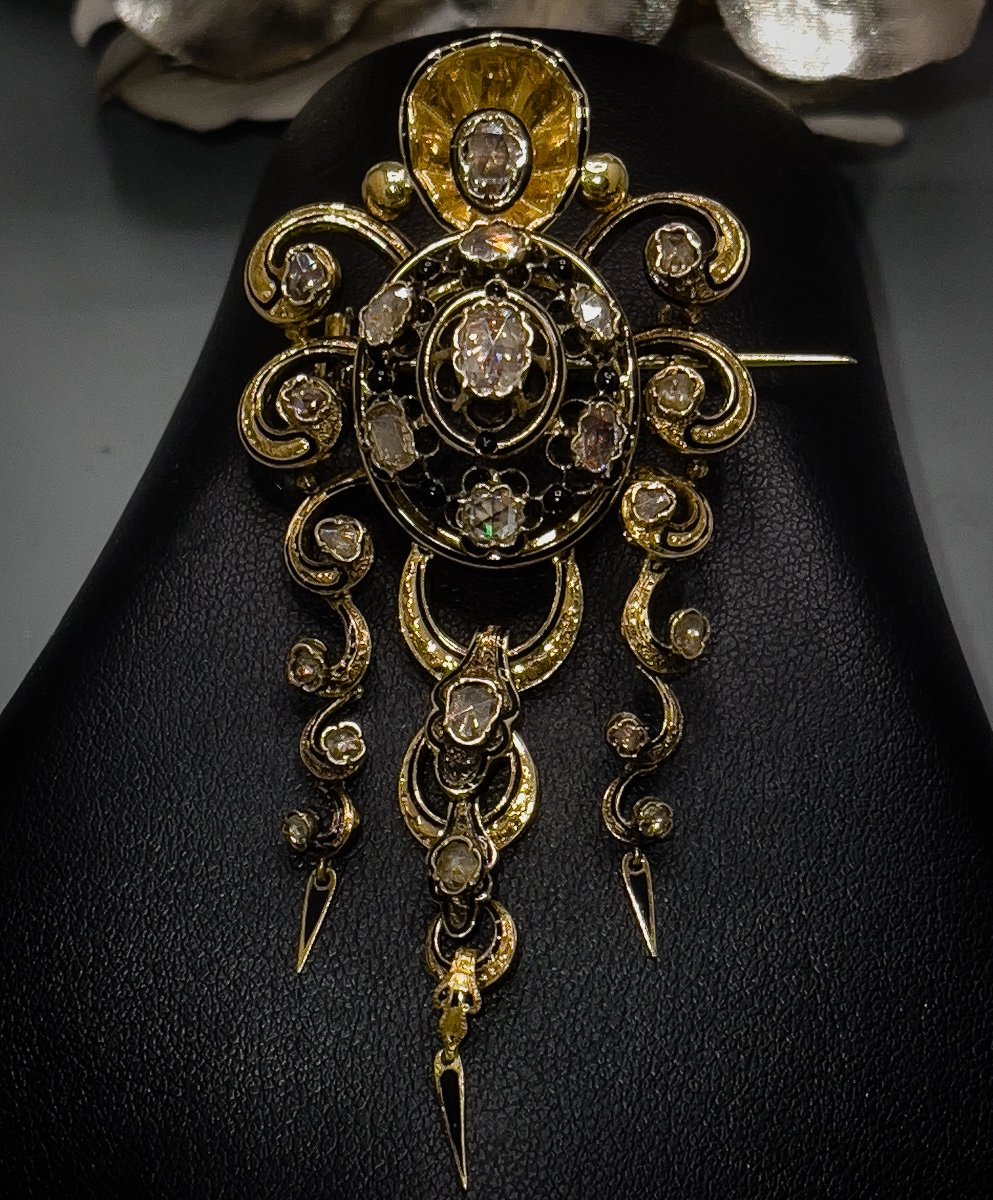 Mid-19th Century Front-of-bodice Brooch In 18 Yellow Gold