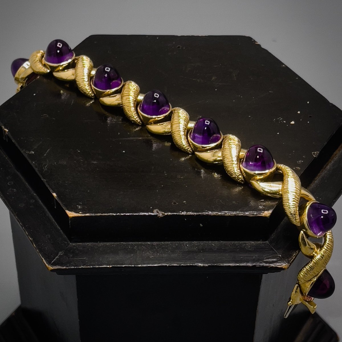 Imposing 18 K Gold Bracelet Set With Amethysts