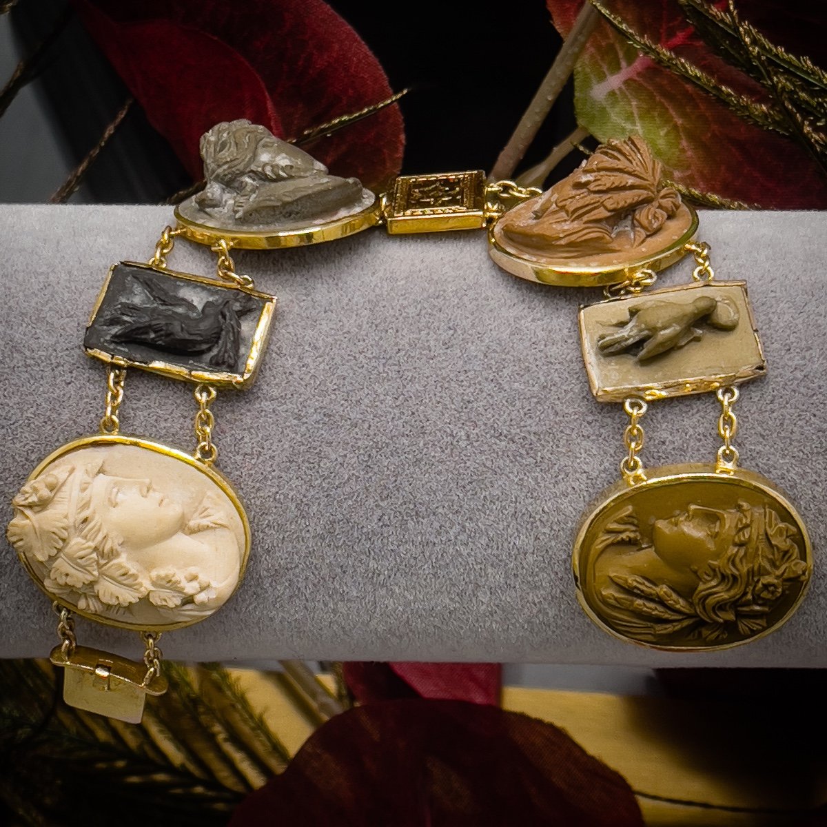 Bracelet "grand Tour" 18 K Gold And Enhanced With Medallions In Lava Stones