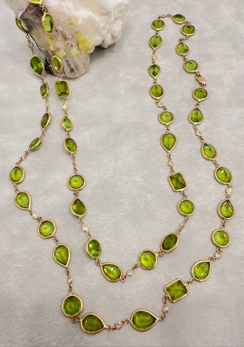 Exceptional Long Necklace In 18 K Gold Set With 45 Peridots And Brilliant Cut Diamonds-photo-4