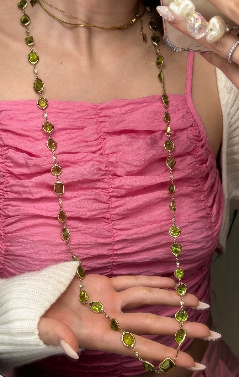 Exceptional Long Necklace In 18 K Gold Set With 45 Peridots And Brilliant Cut Diamonds-photo-3