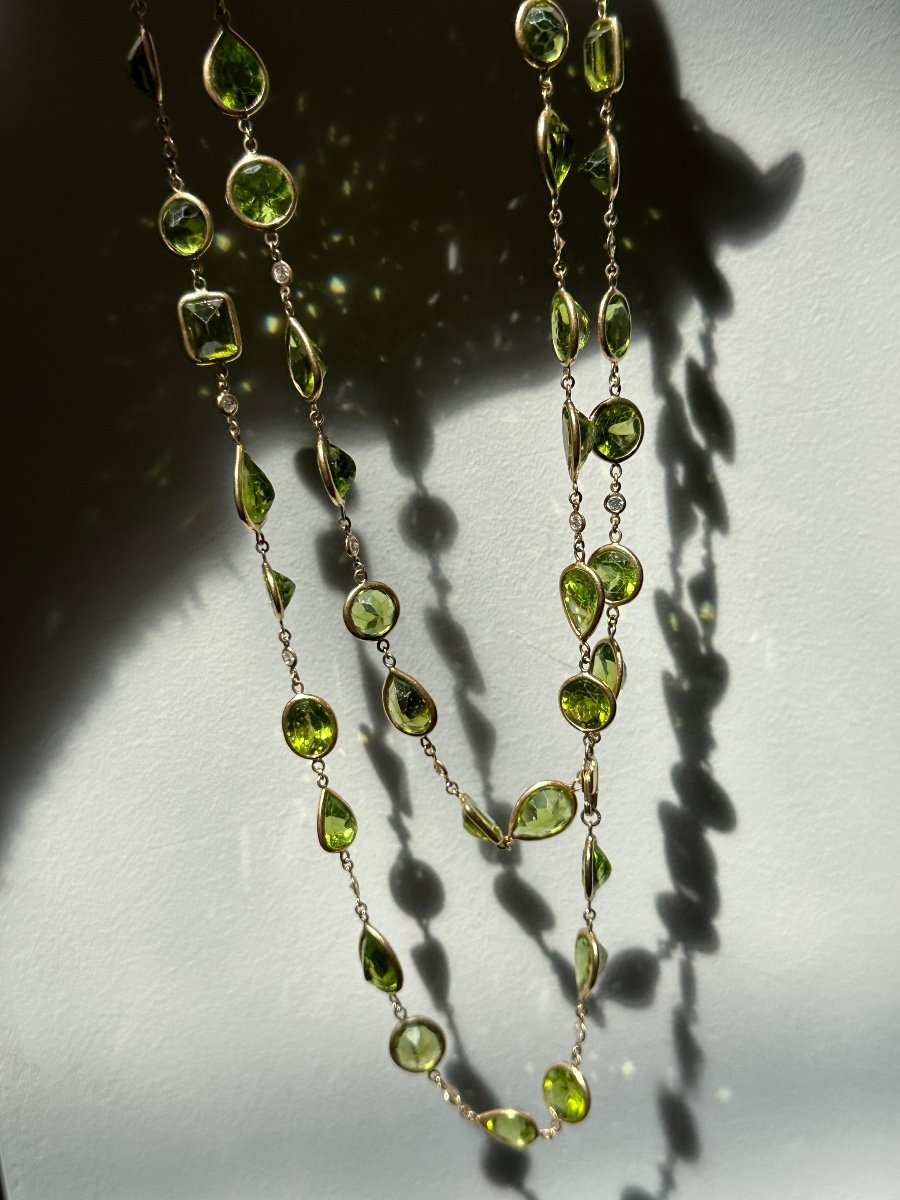 Exceptional Long Necklace In 18 K Gold Set With 45 Peridots And Brilliant Cut Diamonds-photo-4