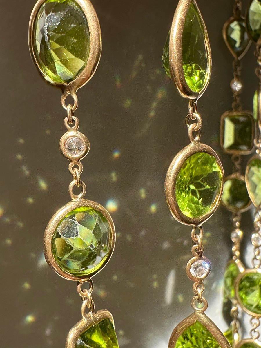 Exceptional Long Necklace In 18 K Gold Set With 45 Peridots And Brilliant Cut Diamonds-photo-5