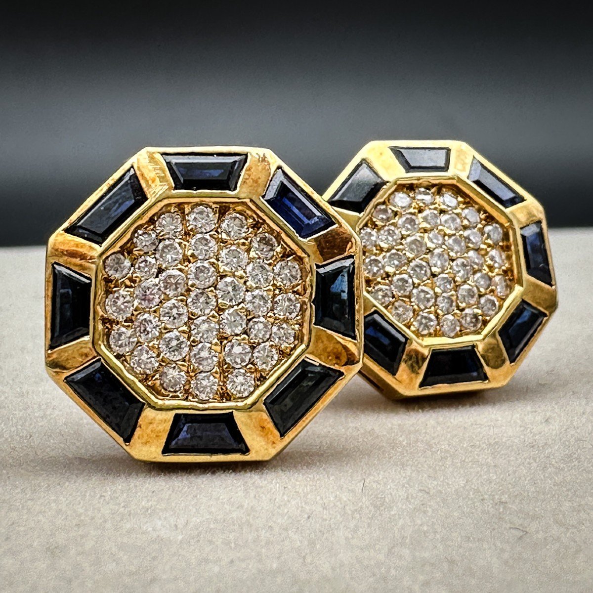 Cufflinks In 18k Gold, Set With Calibrated Diamonds And Sapphires-photo-3