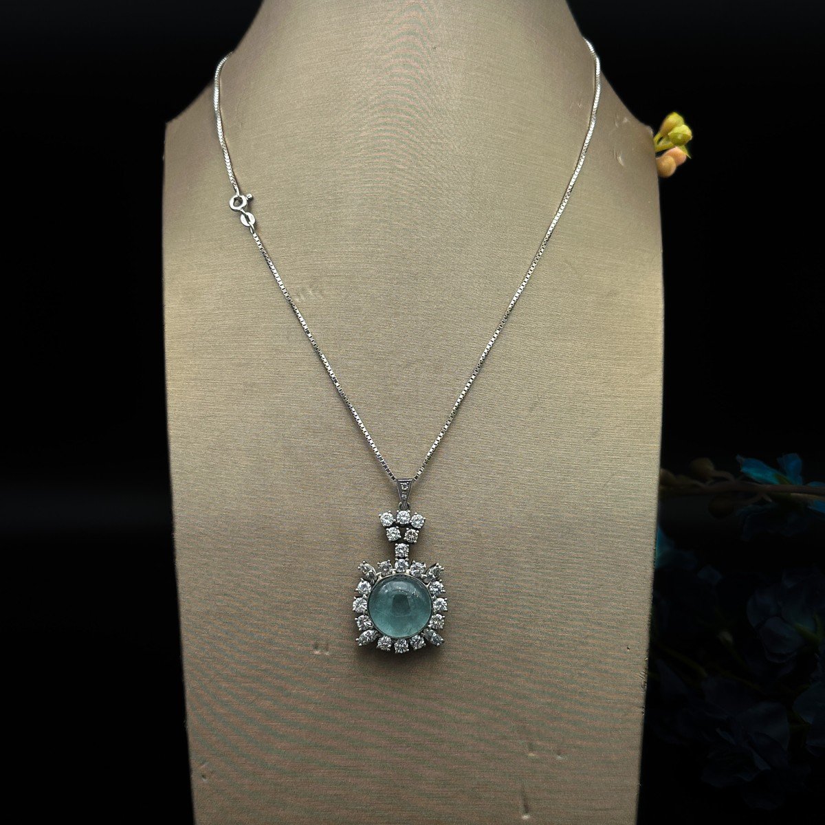 Aquamarine Pendant 15.60 Carats Surround Set With 22 Diamonds