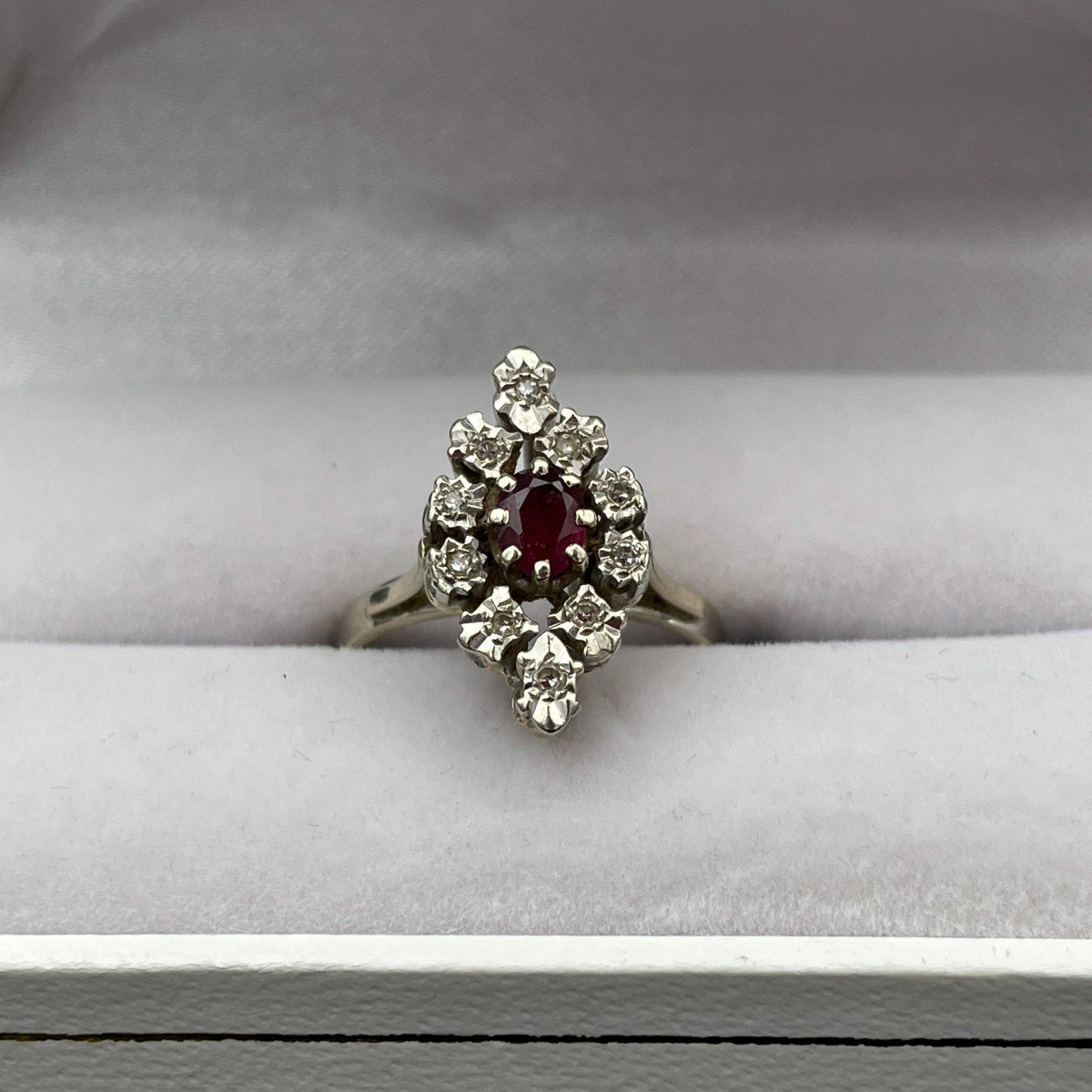 Bague Marquise En Or Blanc Sertie De Rubis Et Diamants-photo-2