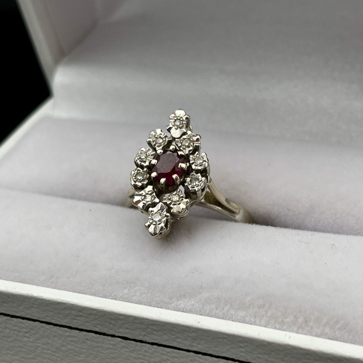 Bague Marquise En Or Blanc Sertie De Rubis Et Diamants-photo-3