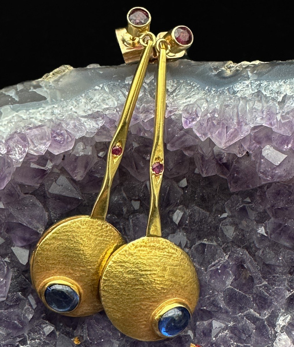 Paire De Pendants D’oreilles Or 18 K Sertie De Cabochons Saphirs Et De Rubis.  -photo-3