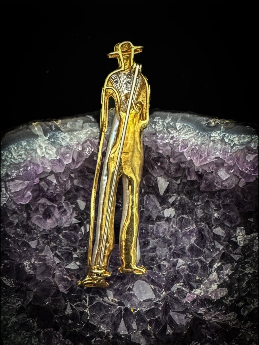 18 Carat Gold Designer Brooch “the Walker.”-photo-1