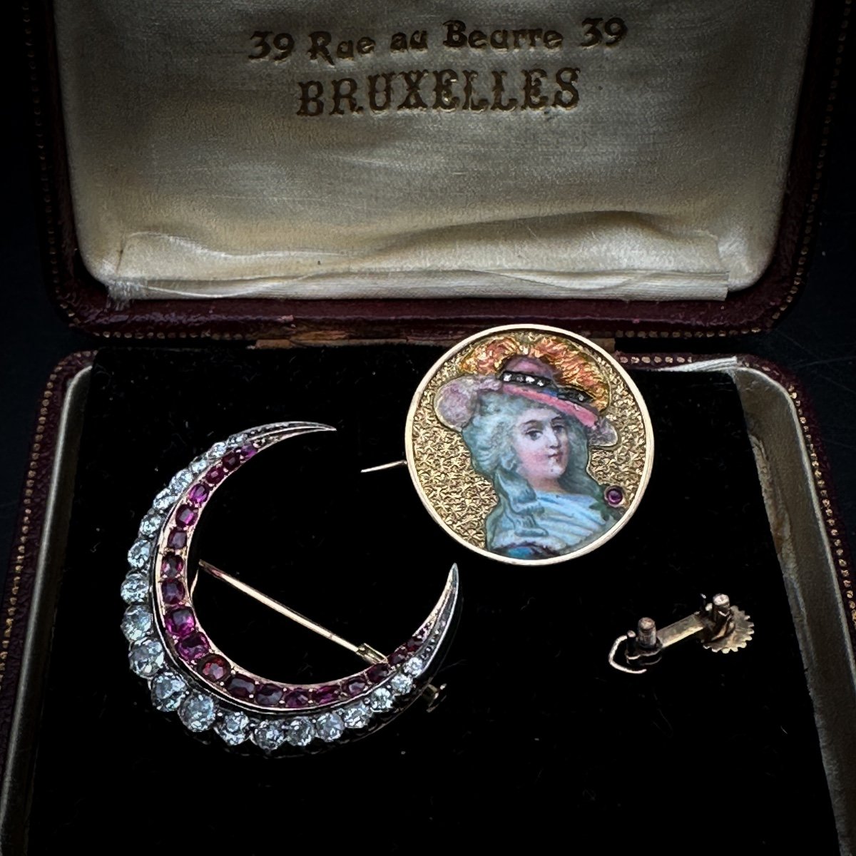 Belle Epoque Transformable Brooch In 18 Carat Gold, Old Mine Cut Diamonds, Rubies And Miniature In-photo-4