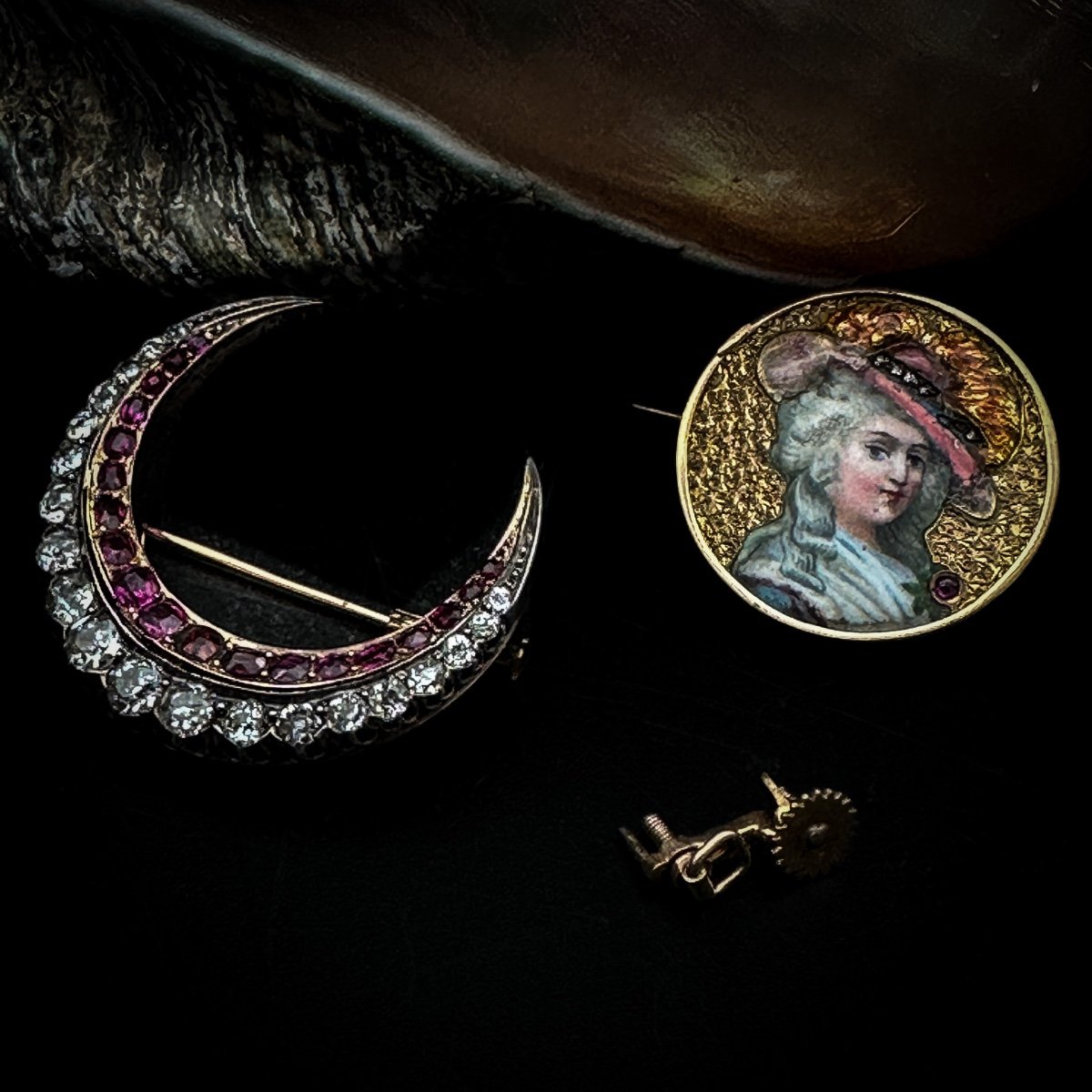 Belle Epoque Transformable Brooch In 18 Carat Gold, Old Mine Cut Diamonds, Rubies And Miniature In-photo-3