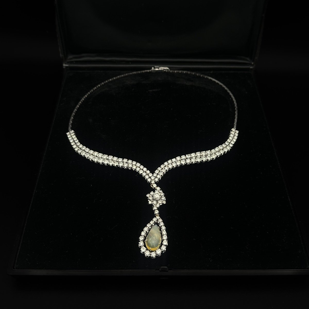 Collier De Haute Joaillerie En Or 18 Carats Serti De 136 Diamants (20 Cts) Et D’une Opale De 4,-photo-2