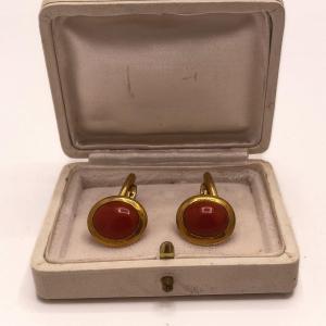 Paire De Boutons Manchettes En Or 18 K Rehaussées De Cabochons De Corail Rouge 