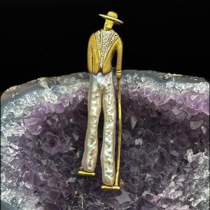 Broche De Créateur En Or 18 Carats  «  Le Marcheur. « 