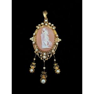 Pendentif Médaillon En Or 18 Carats Et Camée – époque Napoléon III (1860-1880)  