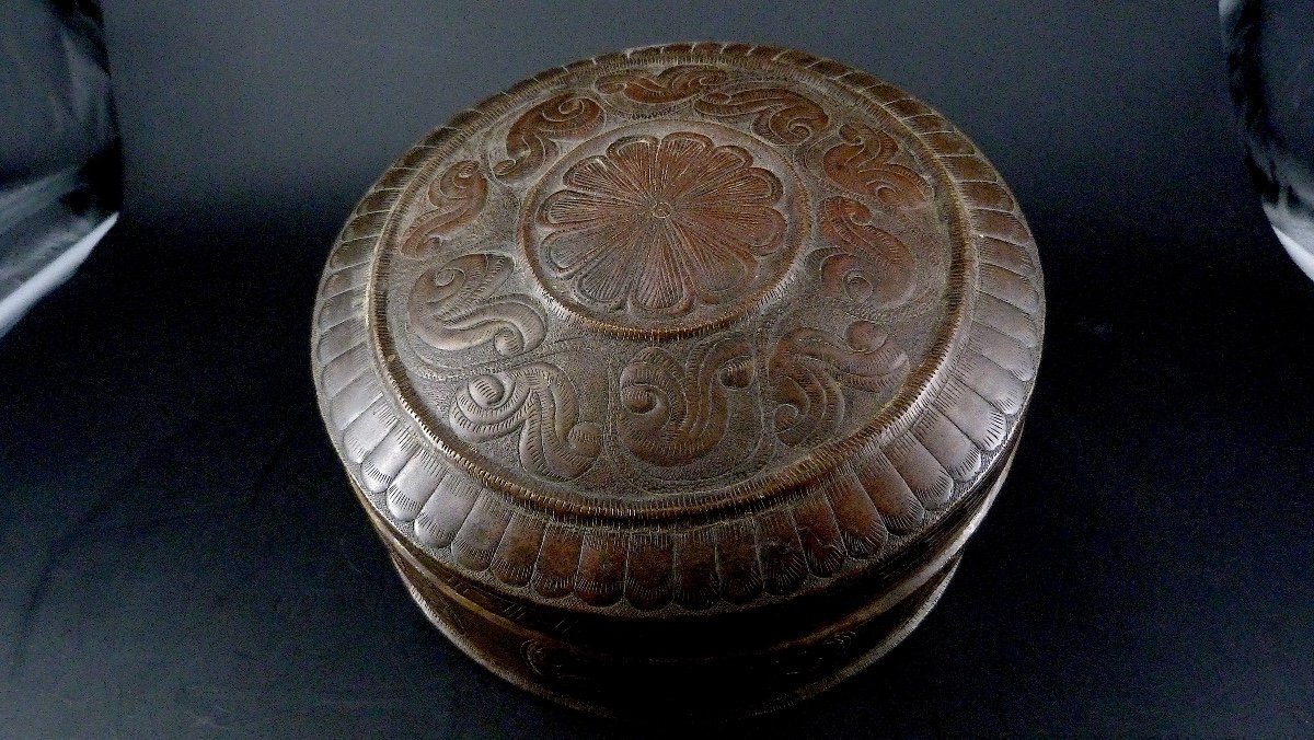 Large Embossed Copper Box, Nepal, 19th/20th Century-photo-1