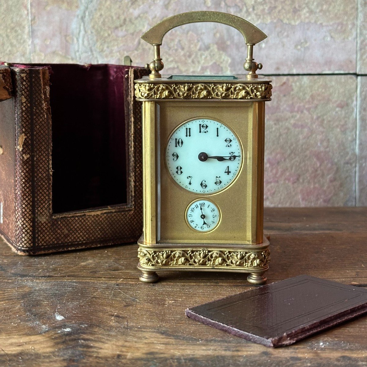 Belle horloge de voyage et réveil en bronze doré et cristal