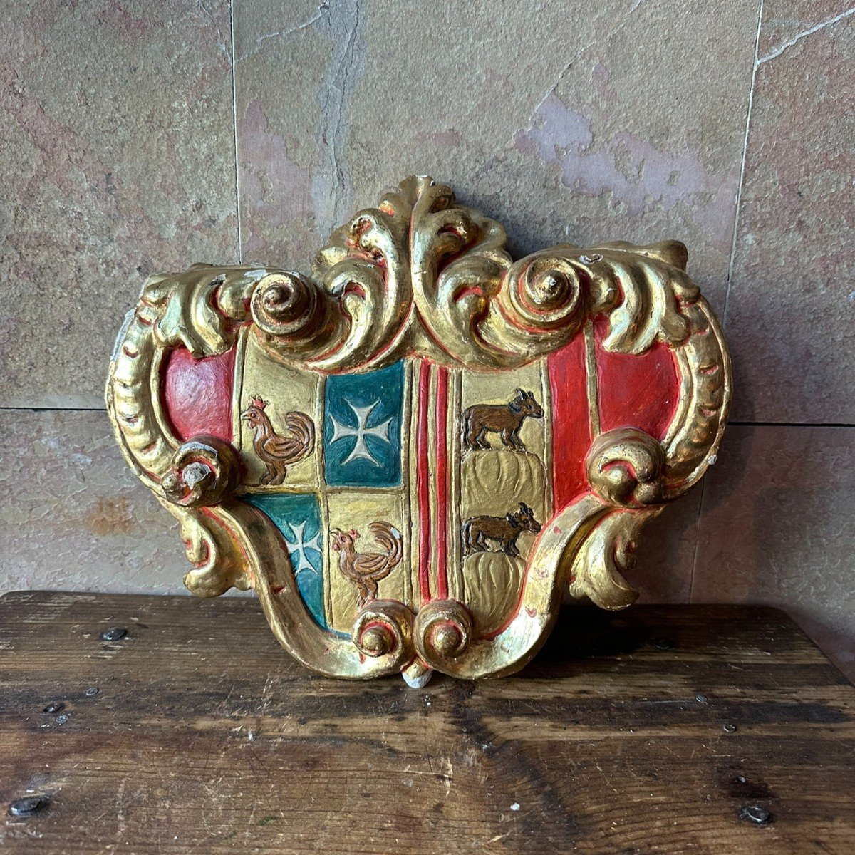 Blason en bois sculpté et polychrome du XVIIIe siècle.