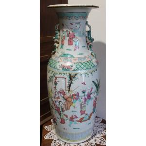 Chinese Porcelain Vase Of The Rose Family, Guangxu Period, End Of The 19th Century.