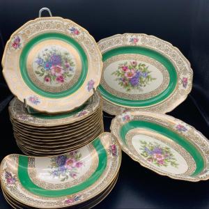 Beau Service de Table ancien en Porcelaine décor floral 36 assiettes ,  plats