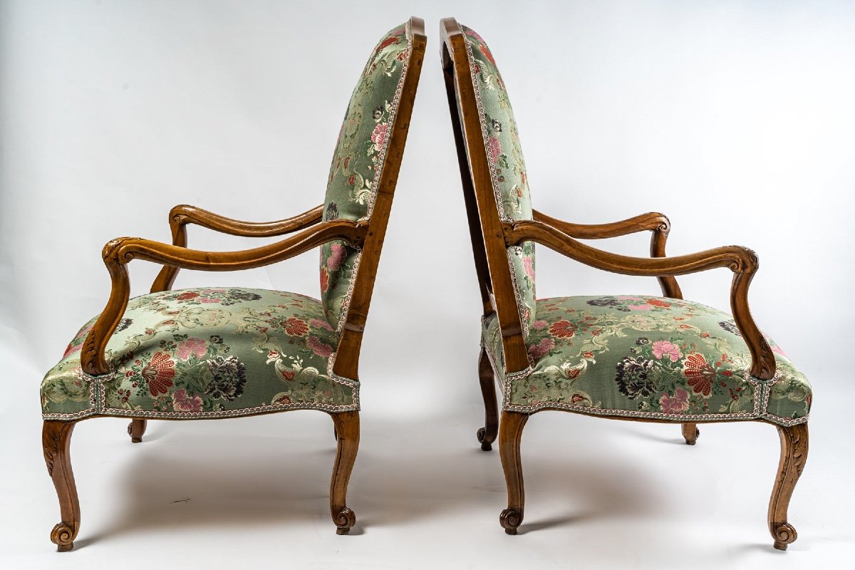 époque Régence Vers 1720 Paire De Larges Fauteuils En Noyer Mouluré Et Sculpté