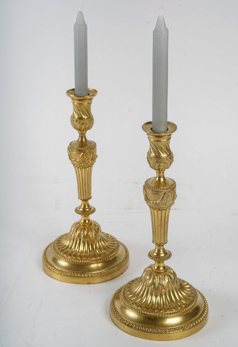 Paire De Bougeoirs D’époque Louis XVI En Bronze Finement Ciselé Et Doré Montés En Lampes-photo-1