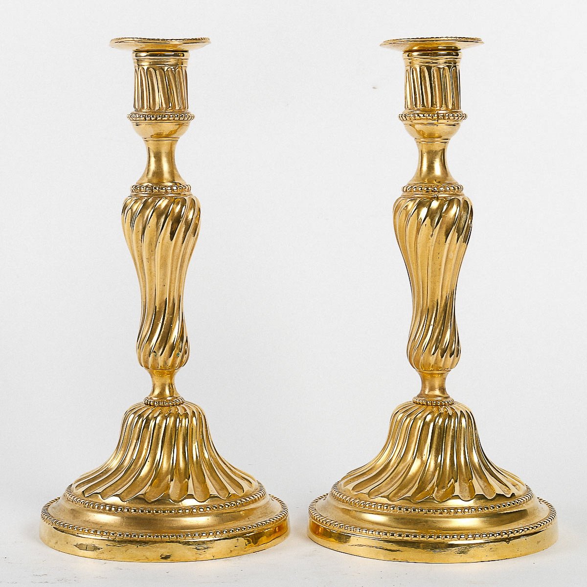 French Louis XV Period Pair Of Candlesticks « to The King » In Chiseled Gilt Bronze Vers 1750 -photo-4