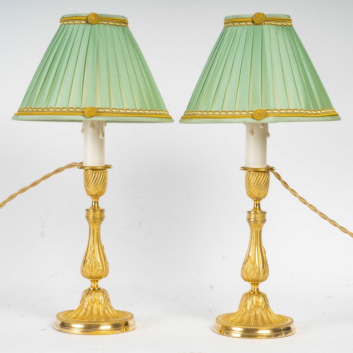 Paire De Bougeoirs De Style Louis XVI Montée En Lampes En Bronze Finement Ciselé Vers 1820-photo-1