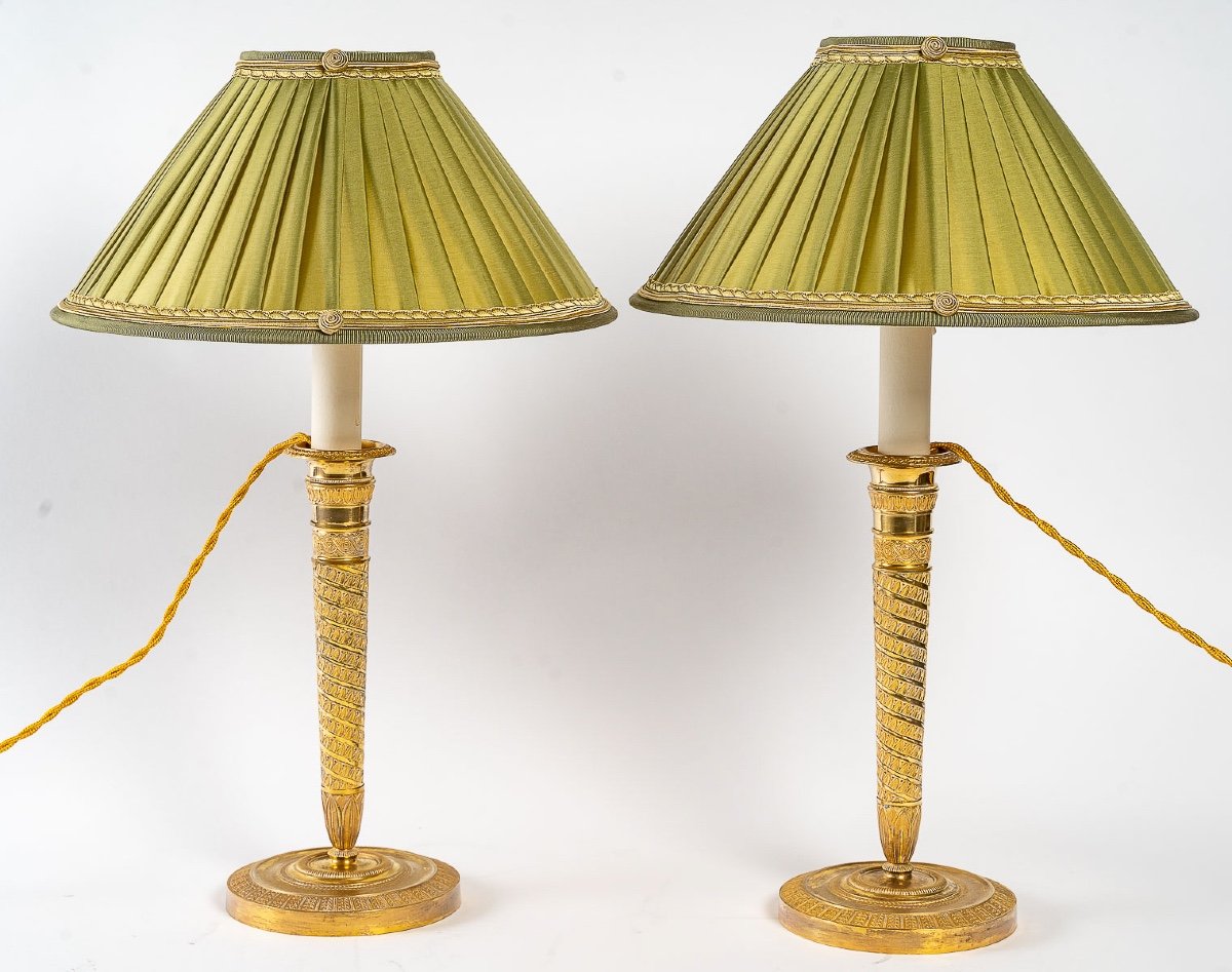 Paire De Bougeoirs Montés En Lampes En Bronze Doré à Décor De Rais De Cœurs D’époque Directoire