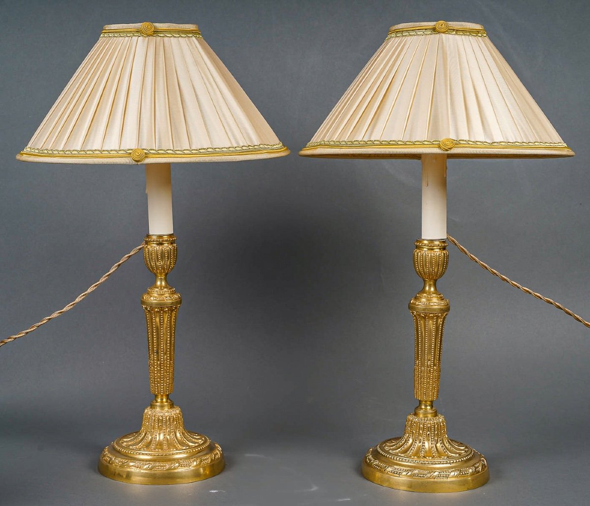 Paire De Flambeaux D’époque Louis XVI En Bronze Ciselé Et Doré Montés En Lampes Vers 1780-photo-4