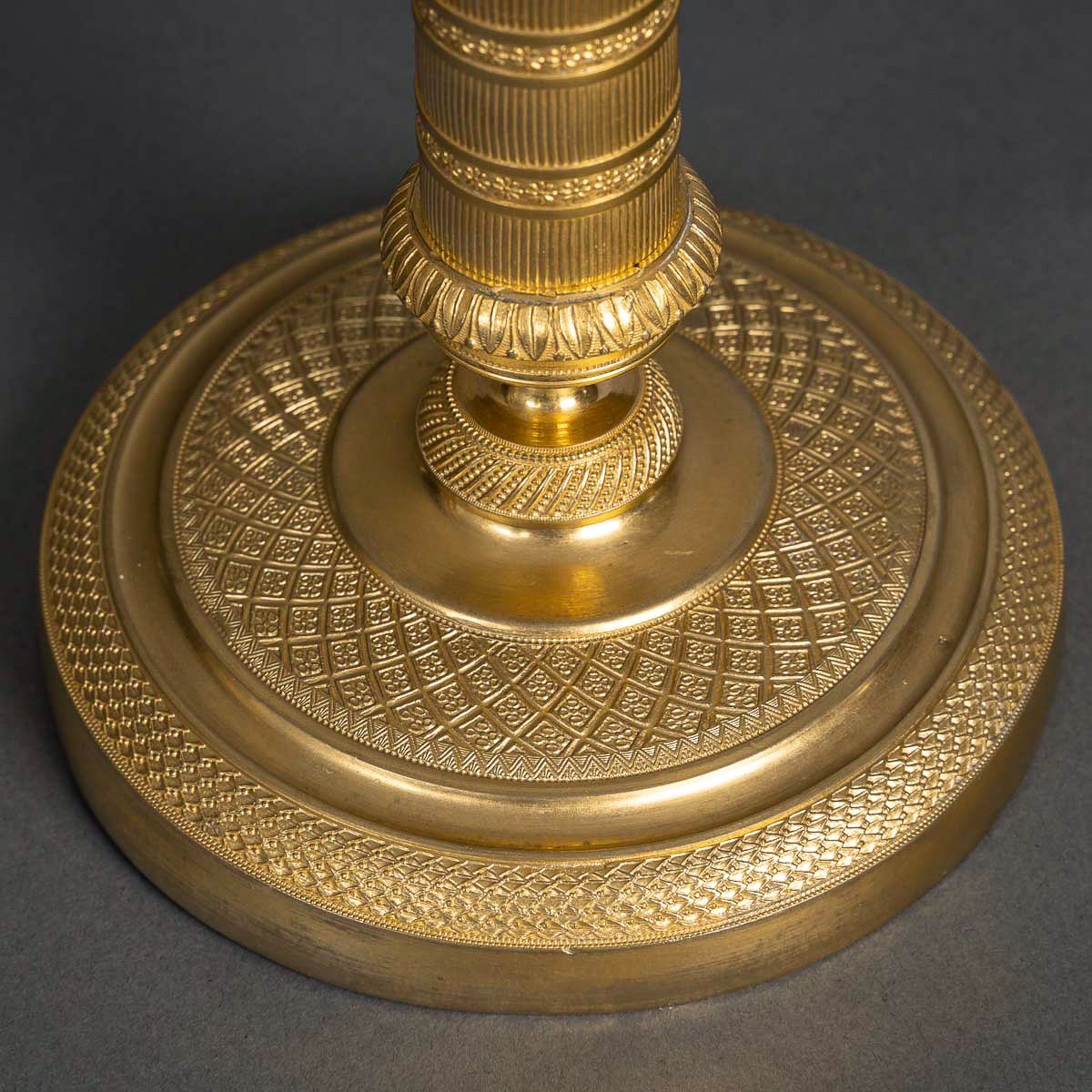 Paire De Bougeoirs D’époque Empire En Bronze Finement Ciselé Et Doré Vers 1810-photo-1