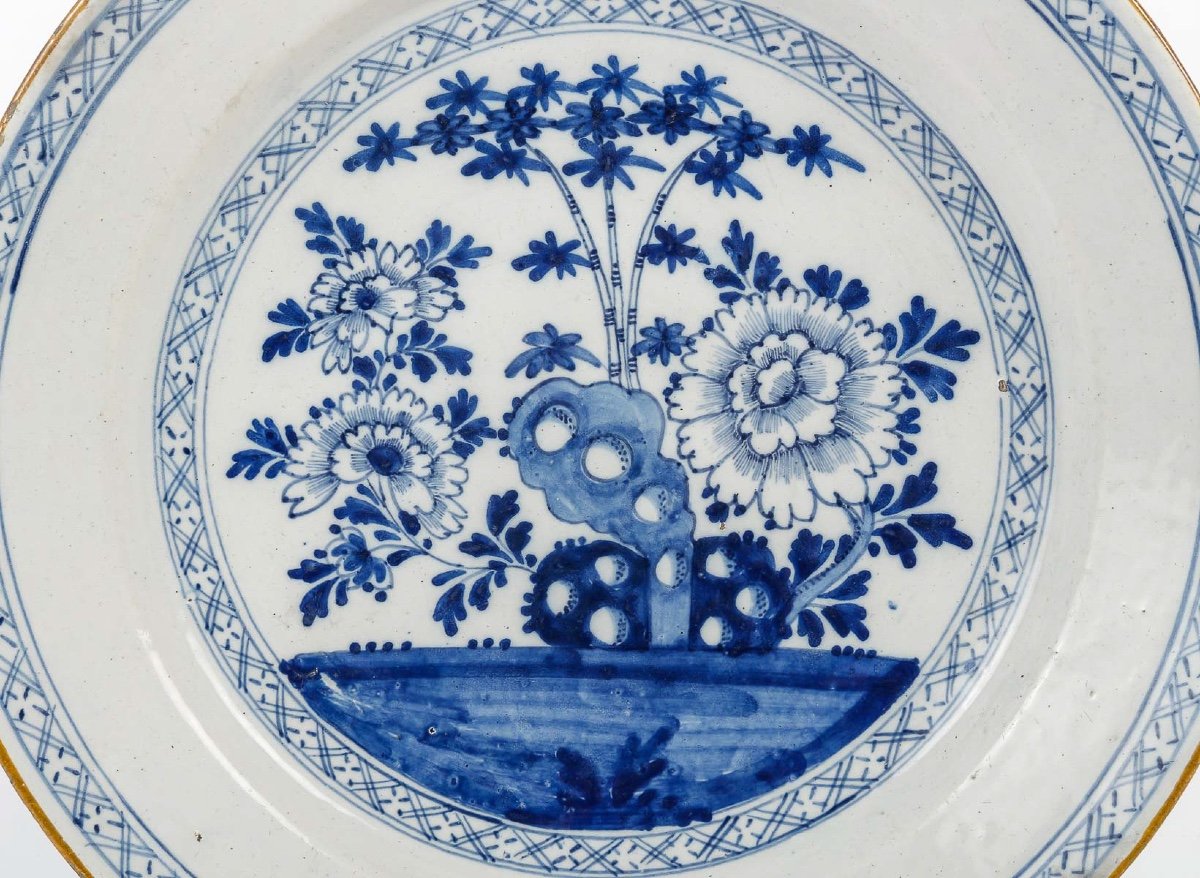 Plat En Faïence De Delft Vers 1750 à Décor De Branches De Bambou -  L’aiguière De Porcelaine-photo-2