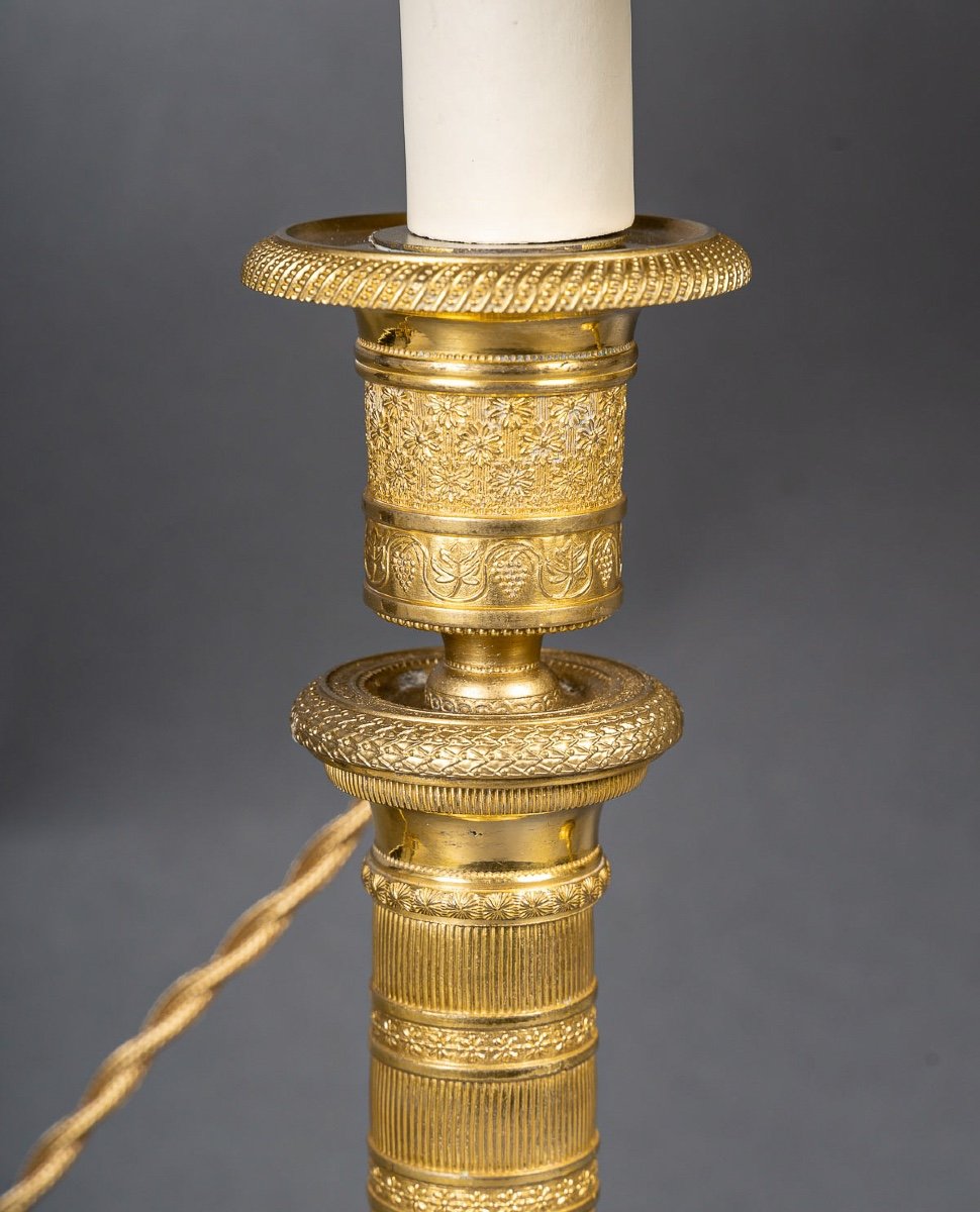 Paire De Bougeoirs Montés En Lampes D’époque Empire En Bronze Finement Ciselé Et Doré Vers 1810-photo-4