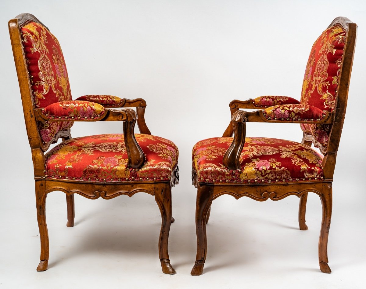 Paire De Larges Fauteuils En Noyer Mouluré Et Sculpté D’époque Régence Vers 1720-photo-2