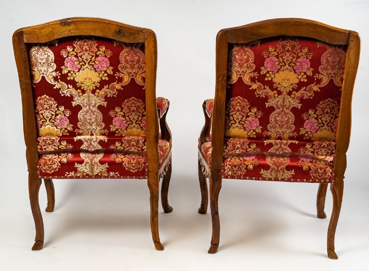 Paire De Larges Fauteuils En Noyer Mouluré Et Sculpté D’époque Régence Vers 1720-photo-3