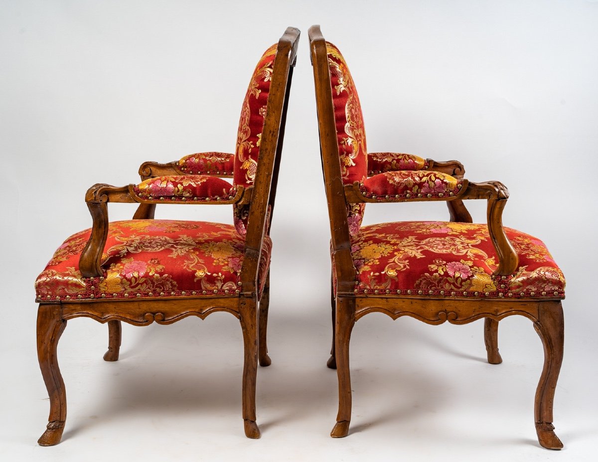 Paire De Larges Fauteuils En Noyer Mouluré Et Sculpté D’époque Régence Vers 1720-photo-4