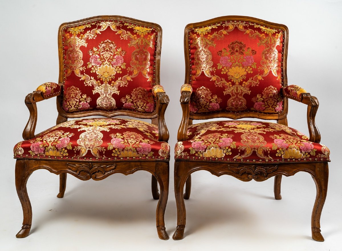 Paire De Larges Fauteuils En Noyer Mouluré Et Sculpté D’époque Régence Vers 1720