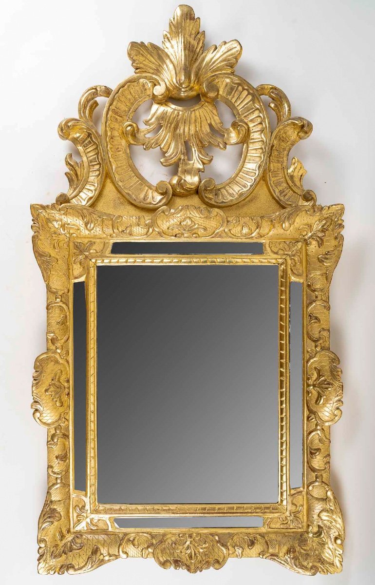 Miroir à Parecloses En Bois Doré Fronton Ajouré D’époque Régence Vers 1720