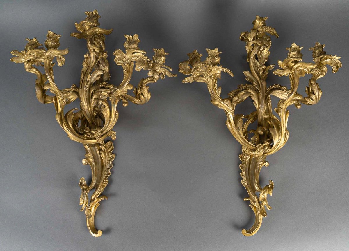 Importante Paire d'Appliques à Cinq Lumières De Style Louis XV En Bronze Ciselé Et Doré-photo-2