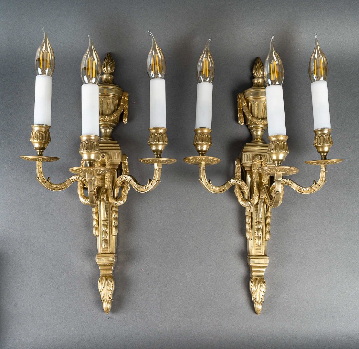 Paire D’appliques à Trois Bras De Lumière En Bronze Ciselé Et Doré De Style Louis XVI-photo-2