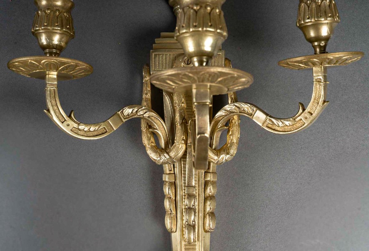 Paire D’appliques à Trois Bras De Lumière En Bronze Ciselé Et Doré De Style Louis XVI-photo-1