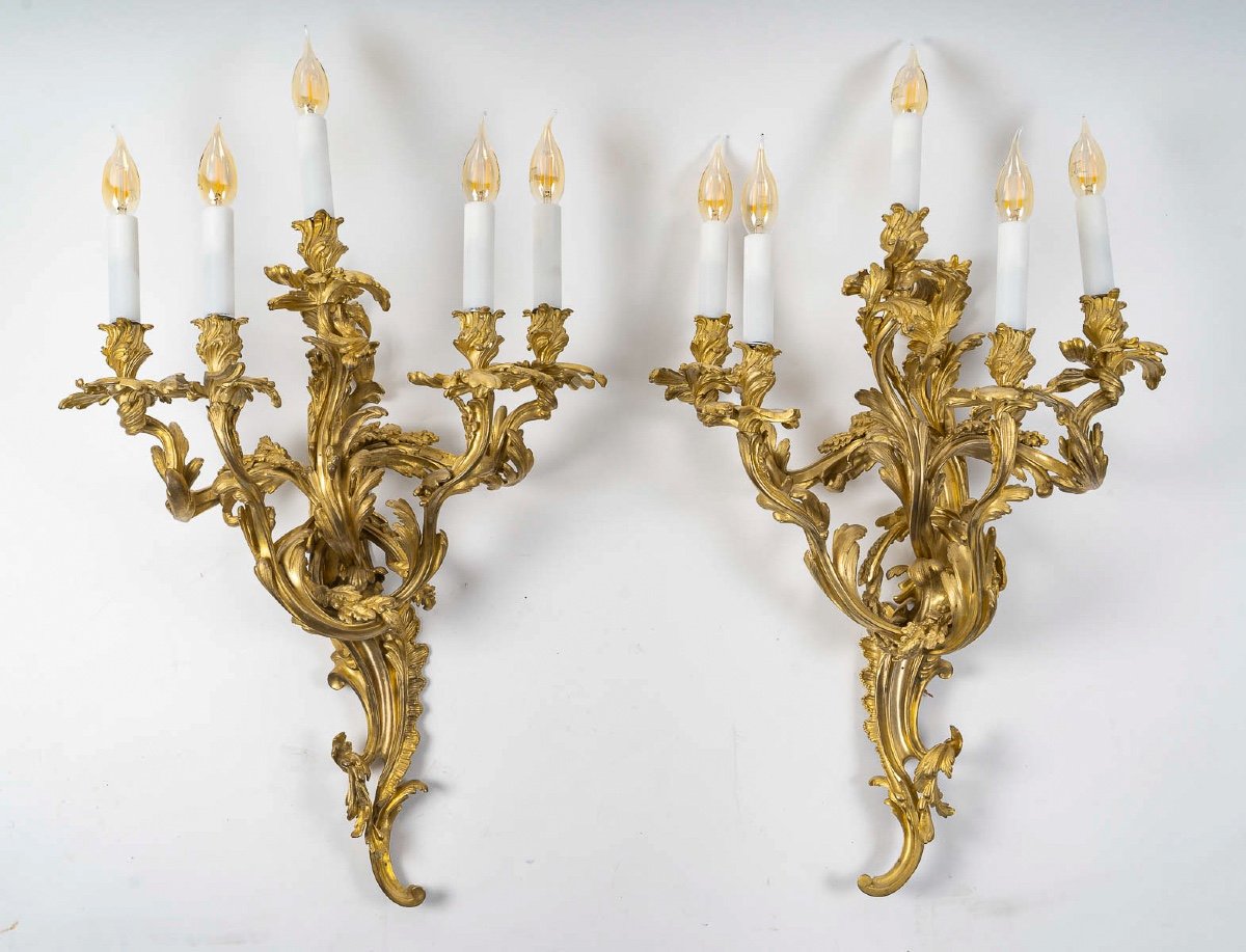 Importante Paire d'Appliques à Cinq Lumières De Style Louis XV En Bronze Ciselé Et Doré-photo-2