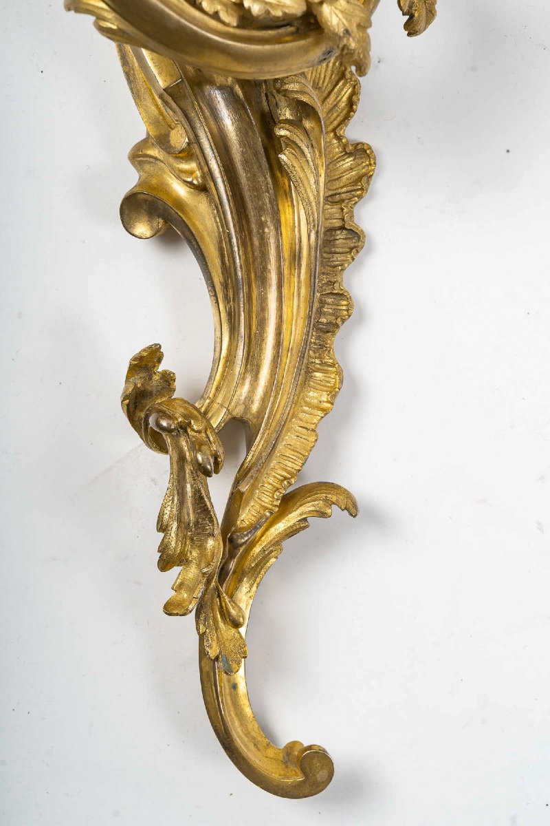 Importante Paire d'Appliques à Cinq Lumières De Style Louis XV En Bronze Ciselé Et Doré-photo-3