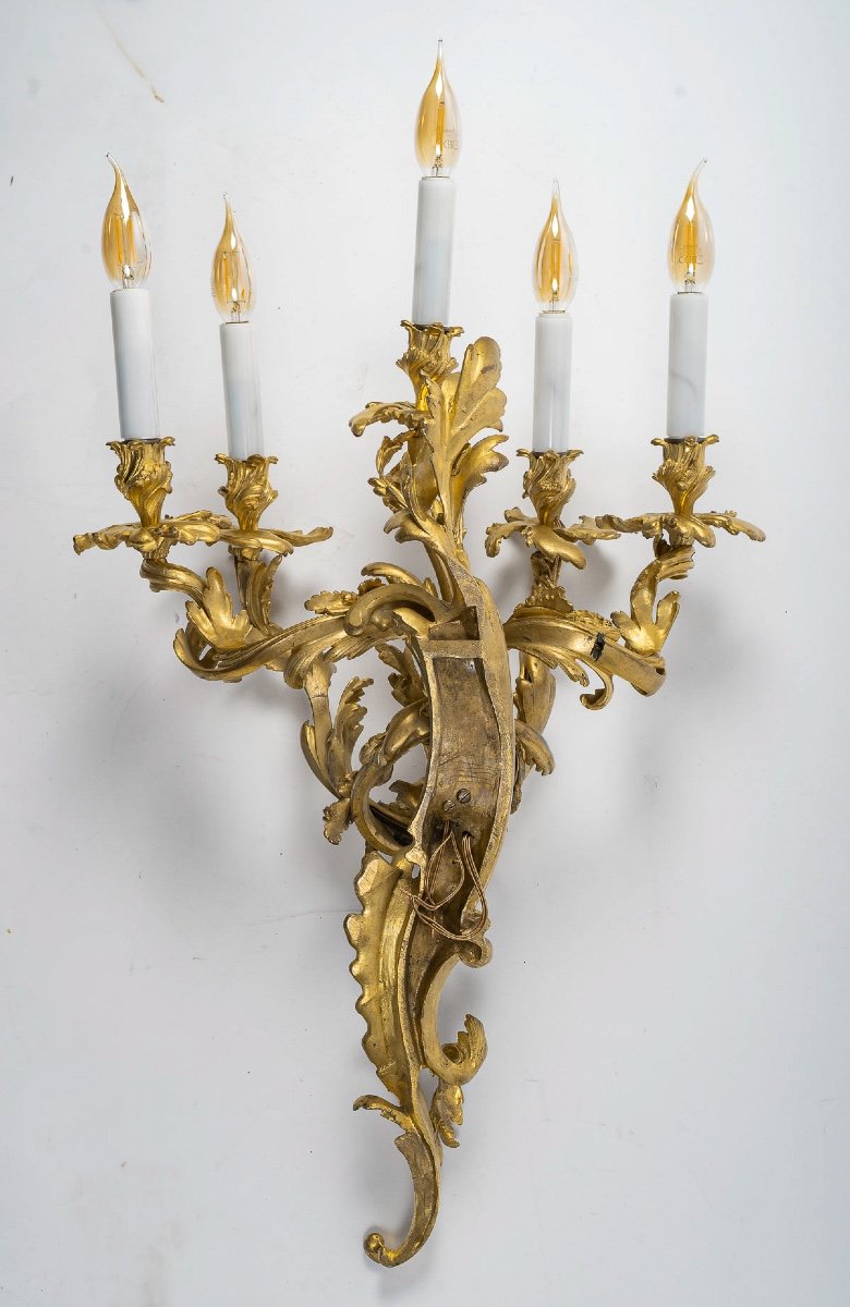 Importante Paire d'Appliques à Cinq Lumières De Style Louis XV En Bronze Ciselé Et Doré-photo-4